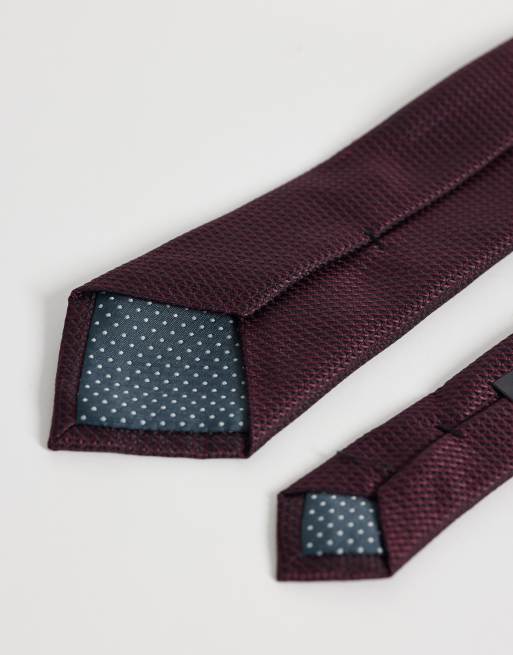 ASOS DESIGN – Bordowy fakturowany krawat i poszetka, 3 z 3