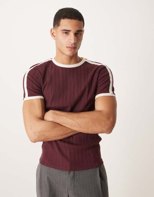ASOS DESIGN – Bordowy fakturowany T-shirt o fasonie podkreślającym sylwetkę z okrągłym dekoltem i kontrastowymi wstawkami