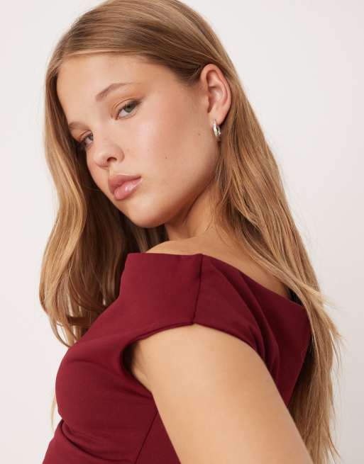 ASOS DESIGN – Bordowy marszczony top z odsłoniętym ramieniem, 2 z 4