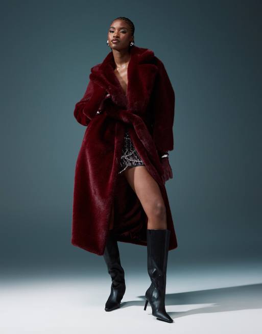 ASOS DESIGN – Bordowy płaszcz ze sztucznego futra o wydłużonym fasonie z paskiem
