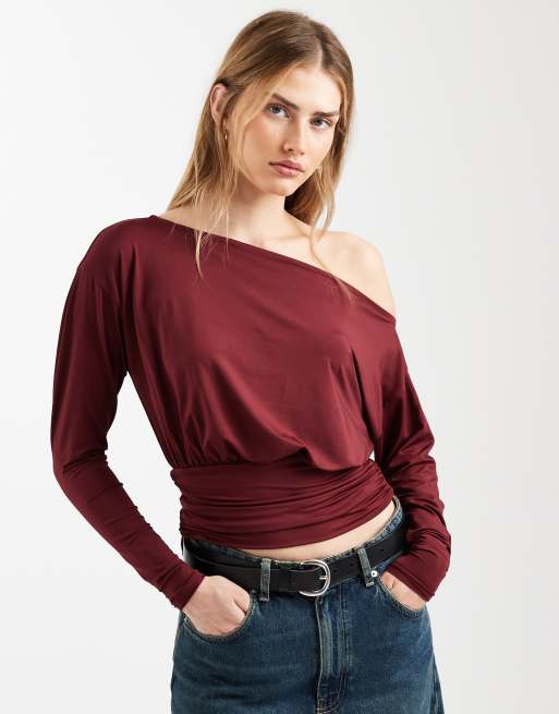 ASOS DESIGN – Bordowy przylegający top z długimi rękawami, odsłoniętymi ramionami i zbieraną talią