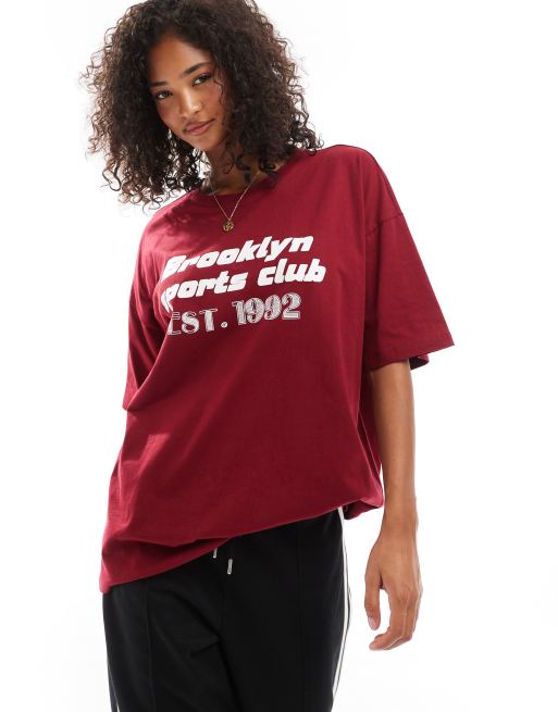 ASOS DESIGN – Bordowy T-shirt oversize z napisem „Brooklyn Sports Club”