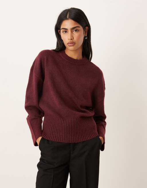 ASOS DESIGN – Bordowy taliowany sweter z podkreślonym dekoltem