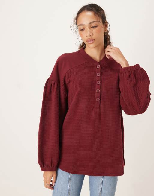 ASOS DESIGN – Bordowy top z długimi, bufiastymi rękawami i dekoltem henley z materiału o waflowej strukturze z efektem sprania