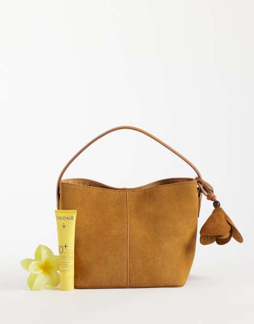 ASOS DESIGN - Borsa a mano in camoscio sintetico color cuoio con tracolla rimovibile e ciondolo a fiore, 2 di 4