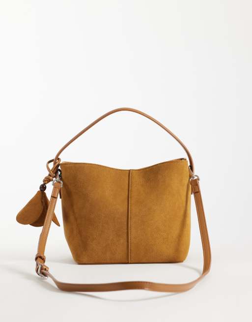 ASOS DESIGN - Borsa a mano in camoscio sintetico color cuoio con tracolla rimovibile e ciondolo a fiore, 4 di 4