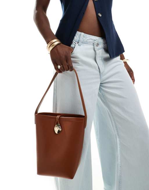ASOS DESIGN Borsa a secchiello marrone con bottone in metallo effetto metallo fuso ASOS