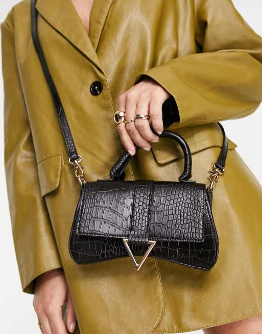 ASOS DESIGN - Borsa a tracolla curva nero coccodrillo con dettaglio metallico triangolare 