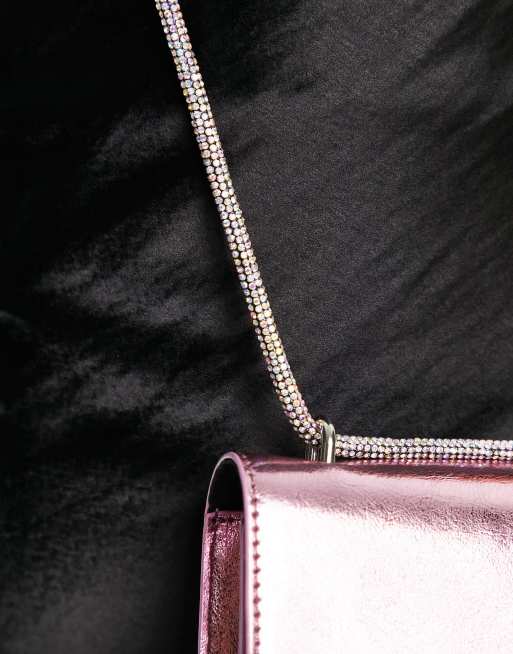 ASOS DESIGN - Borsa da spalla a busta rosa metallico con farfalla con strass