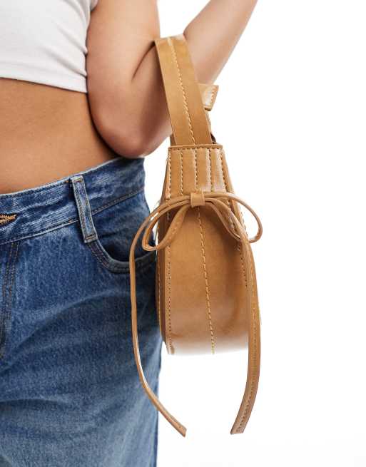 ASOS DESIGN - Borsa da spalla a forma di mezzaluna color biscotto con fiocco laterale, 2 di 4
