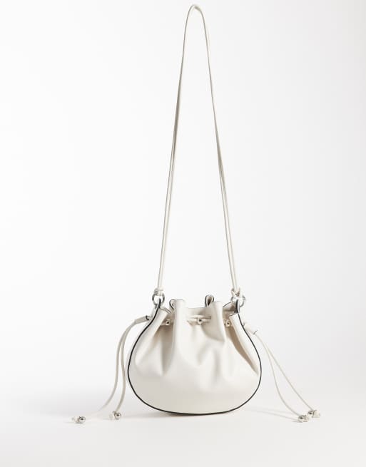 ASOS DESIGN - Borsa da spalla a secchiello con fascette arricciate e dettaglio con perline bianco sporco