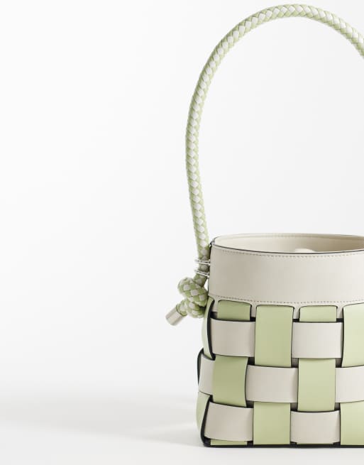 ASOS DESIGN - Borsa da spalla a secchiello intrecciata in due tonalità salvia e crema, 4 di 4