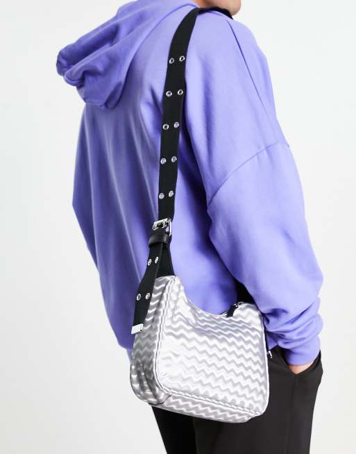 ASOS DESIGN - Borsa da spalla anni '90 in nylon argento con motivo ondulato 