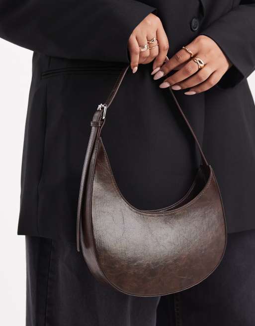 ASOS DESIGN - Borsa da spalla arrotondata asimmetrica color cioccolato slavato con fibbia
