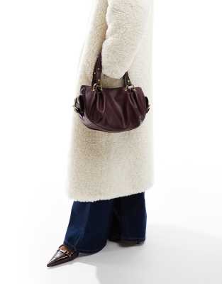 ASOS DESIGN - Borsa da spalla bordeaux arricciata con dettagli ad anello
