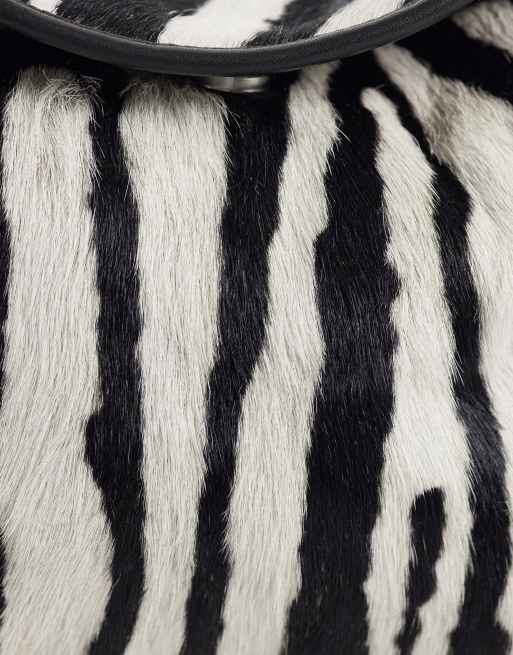 ASOS DESIGN borsa mini a tracolla con patta in pelle con pelo stampa zebra, 5 di 5
