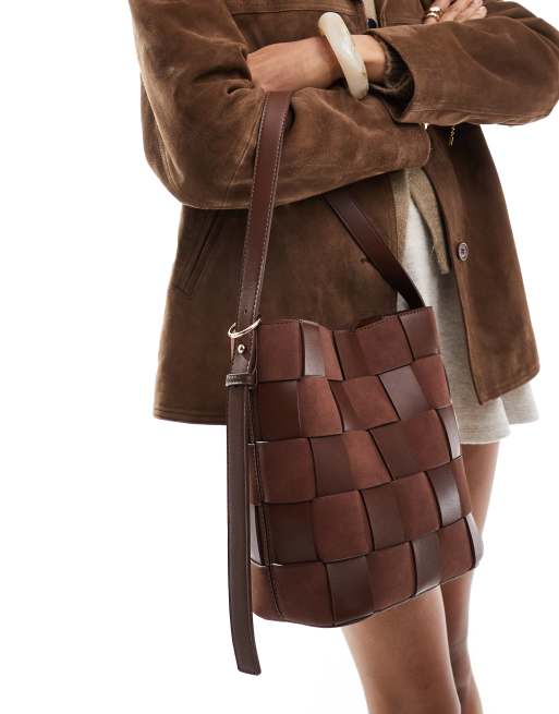 ASOS DESIGN - Borsa shopping a secchiello color cioccolato in camoscio sintetico e pelle sintetica con design intrecciato 