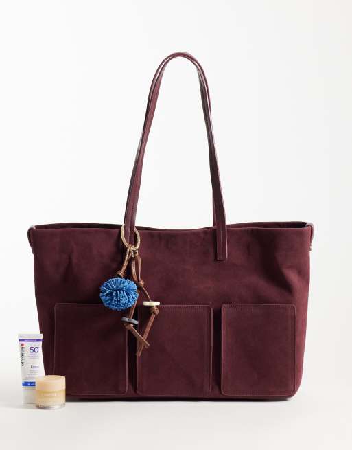 ASOS DESIGN - Borsa shopping in camoscio sintetico bordeaux con portachiavi, 2 di 4