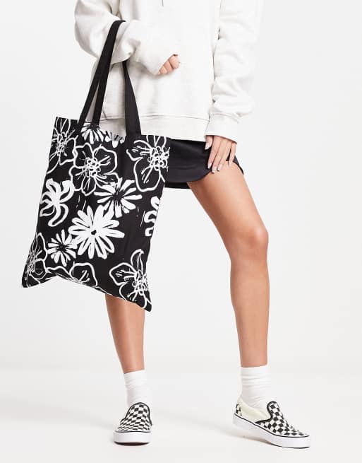 ASOS DESIGN - Borsa shopping in cotone nera con stampa astratta a fiori, 2 di 4