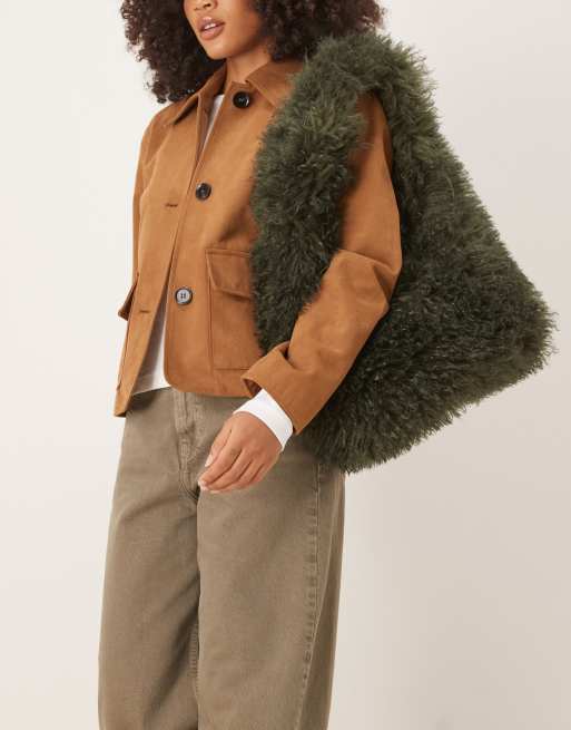 ASOS DESIGN - Borsa shopping in pelliccia sintetica riccia color kaki