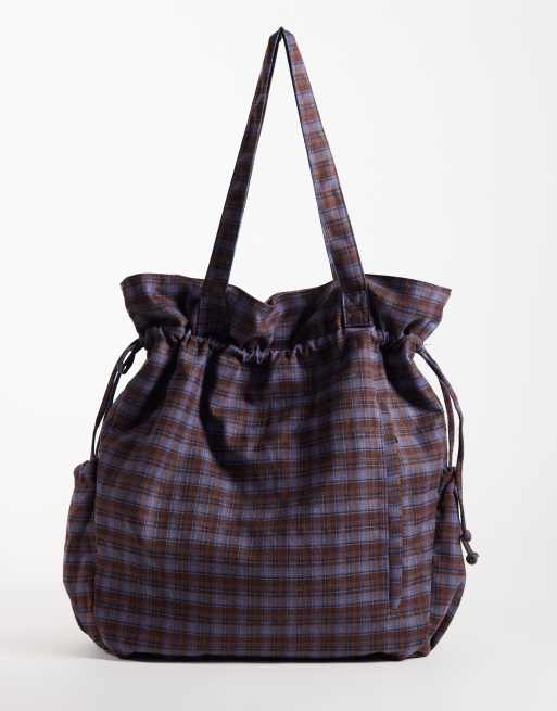 ASOS DESIGN borsa tote con tasca arricciata a quadri viola e blu, 4 di 4