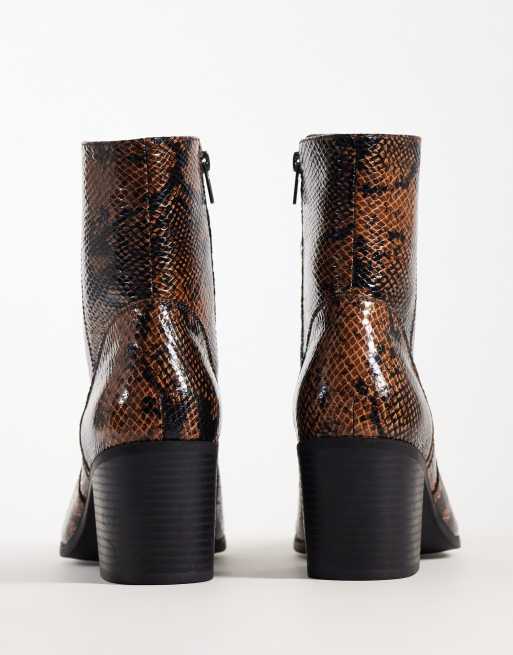 ASOS DESIGN botas con tacón y cremallera con estampado de serpiente, 4 de 4
