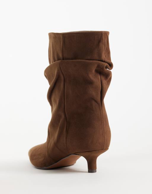 ASOS DESIGN - Botas slouch con tacón bajo tipo kitten en ante sintético chocolate, 4 de 4