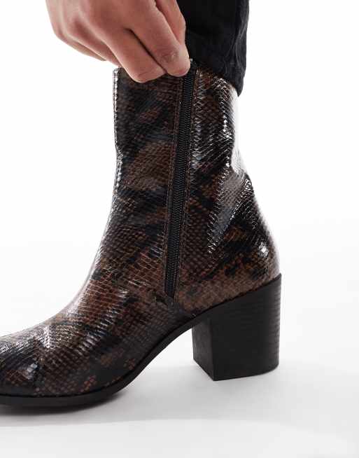 ASOS DESIGN - Bottes à talon effet peau de serpent avec détail métallique doré - Marron, 2 de 4