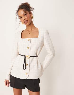 ASOS DESIGN - Bouclé-Blazer in Cremeweiß mit U-Ausschnitt und Gürtel-Neutral