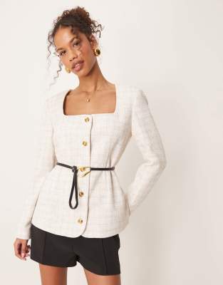 ASOS DESIGN - Bouclé-Blazer in Wollweiß mit U-Ausschnitt und Gürtel-Neutral