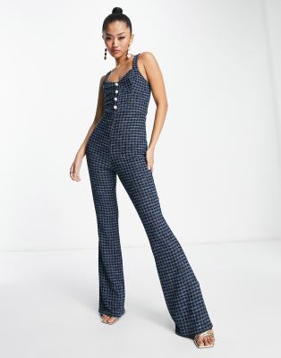 ASOS DESIGN - Bouclé-Jumpsuit mit ausgestelltem Bein, Knopf vorne und Hahnentrittmuster-Bunt