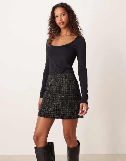 ASOS DESIGN - Bouclé mini rok met overslag in zwart, 4 van 5
