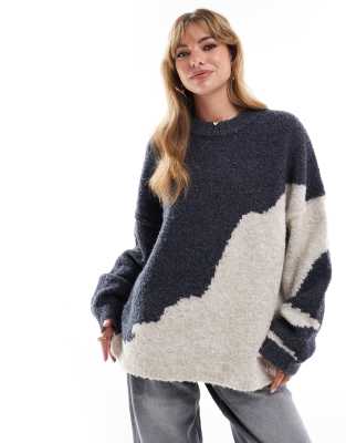 ASOS DESIGN - Bouclé-Pullover mit Rundhalsausschnitt und abstraktem Muster-Grau