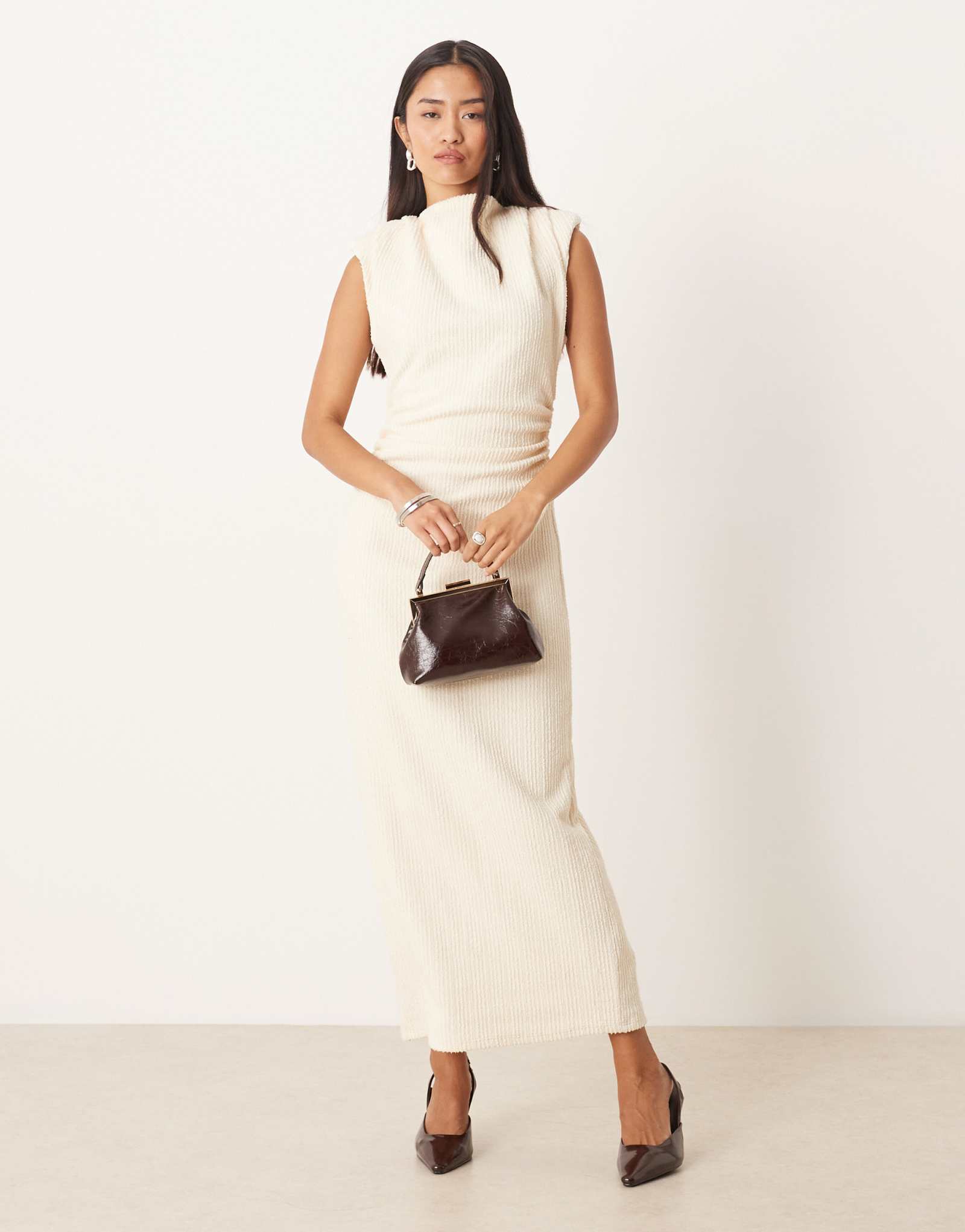 Дизайнерское платье миди без рукавов с букле на плечах и рюшами от ASOS нейтрального цвета