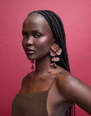 ASOS DESIGN - Boucles d'oreilles à pendant fleur en relief - Marron-Brown