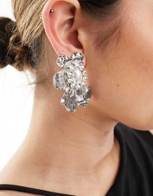 ASOS DESIGN - Boucles d'oreilles avec fleur texturée ornée de perles - Argenté