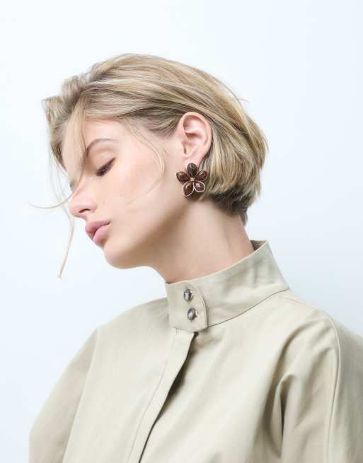 ASOS DESIGN boucles d'oreilles clous à motif floral en résine marron, 2 de 4