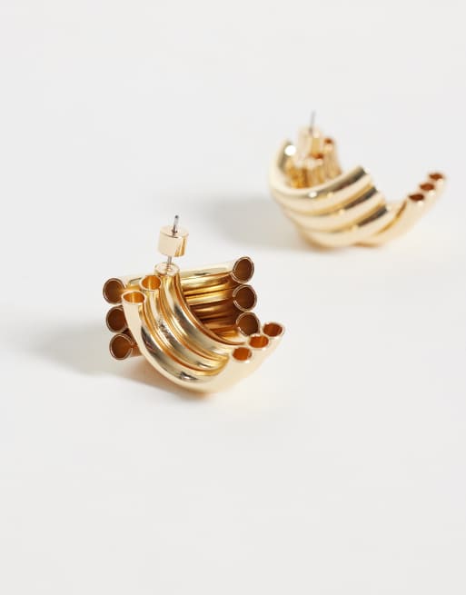 ASOS DESIGN boucles d'oreilles clous avec design à relief croisé couleur dorée, 4 de 4