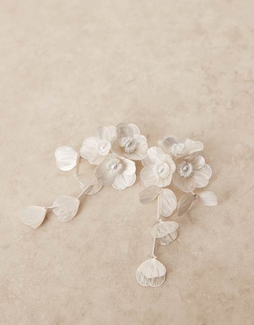 ASOS DESIGN - Boucles d'oreilles pendantes avec fleurs en 3D et perles nacrées - Blanc, 2 de 3