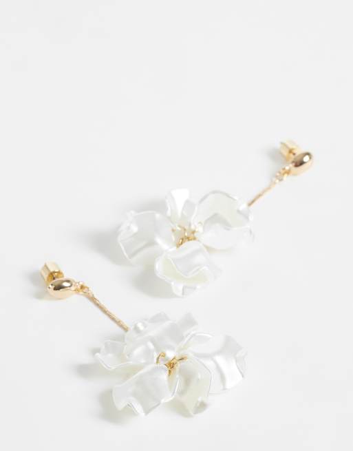 ASOS DESIGN boucles d'oreilles pendantes avec pendentifs fleur ivoire finition dorée - IVOIRE, 3 de 4