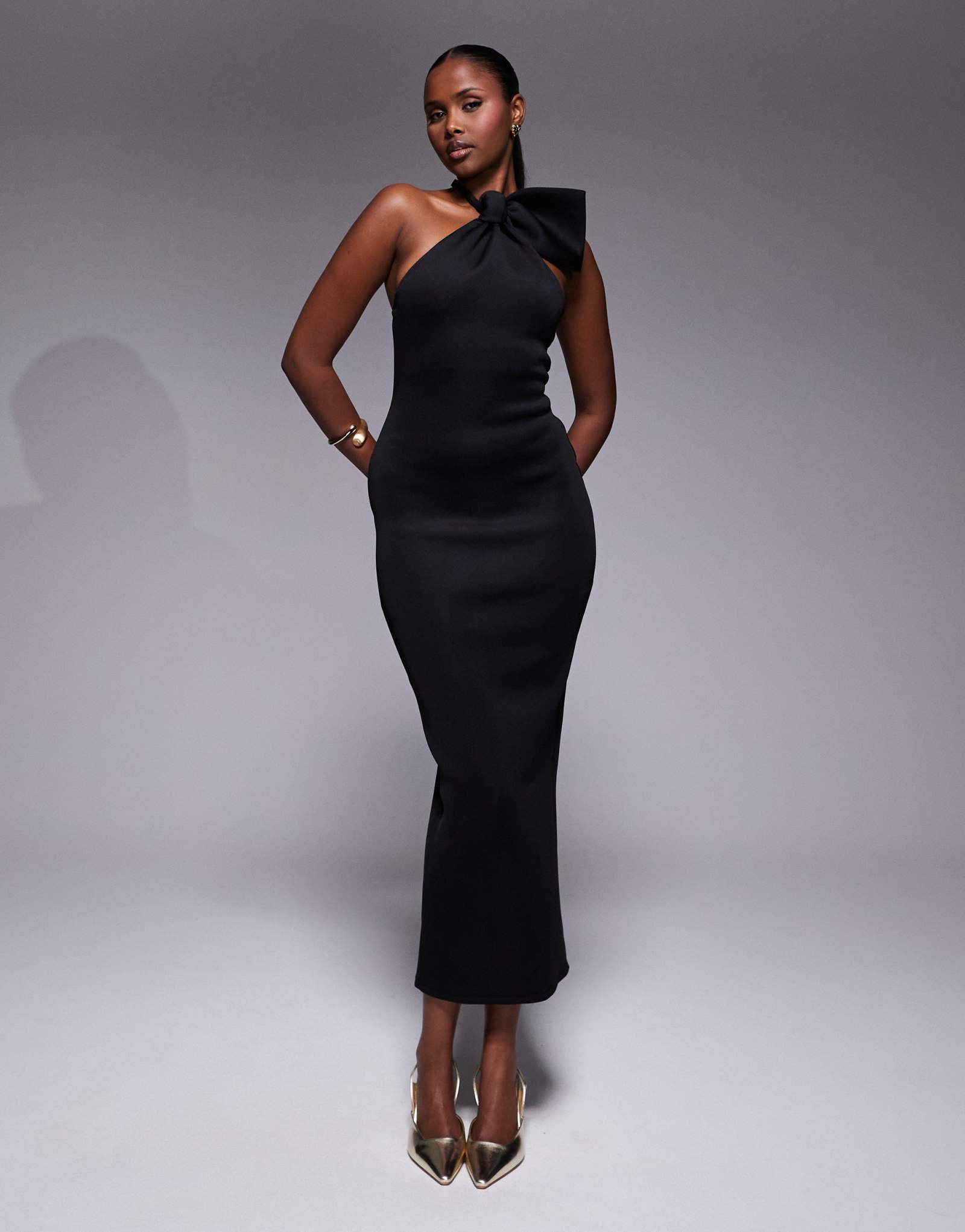 ДИЗАЙНЕРСКОЕ макси-платье ASOS со скульптурным вырезом-бантом черного цвета