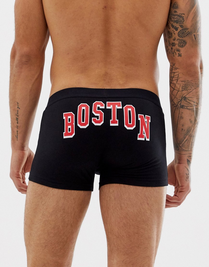 ASOS DESIGN - Boxer con scritta Boston stile college sul retro-Nero