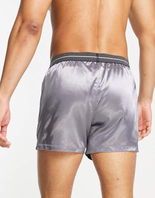 ASOS DESIGN - Boxer in raso con elastico in vita con scritta Essentialwear, 3 di 4
