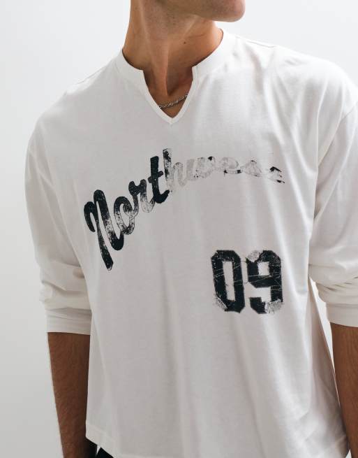 ASOS DESIGN boxig oversize-t-shirt med långa ärmar, text och v-ringning i krämfärg, 5 av 10