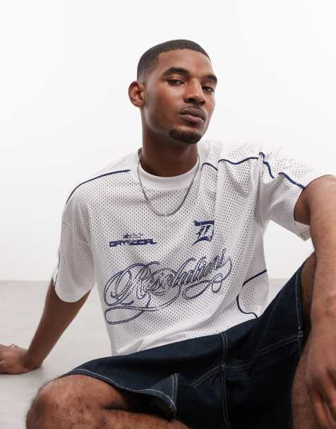 ASOS DESIGN – Boxig t-shirt i oversize och airtex-material med sänkt axelsöm och fotbollstryck - view 1