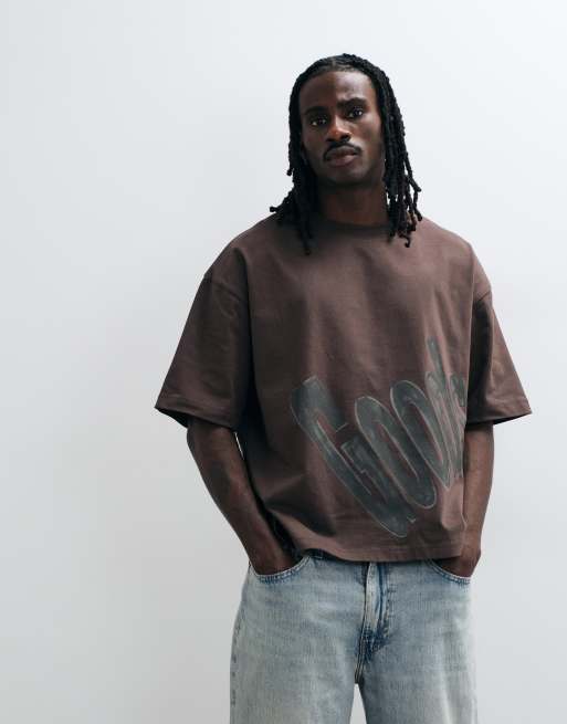 ASOS DESIGN boxiges Oversize-T-Shirt mit Schriftprint in Braun, 2 von 5