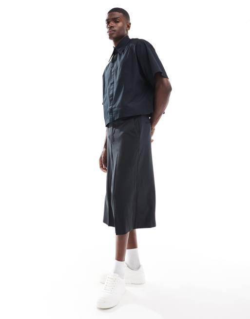 ASOS DESIGN boxy cropped 70s collar poplin shirt in black , 2 of 4