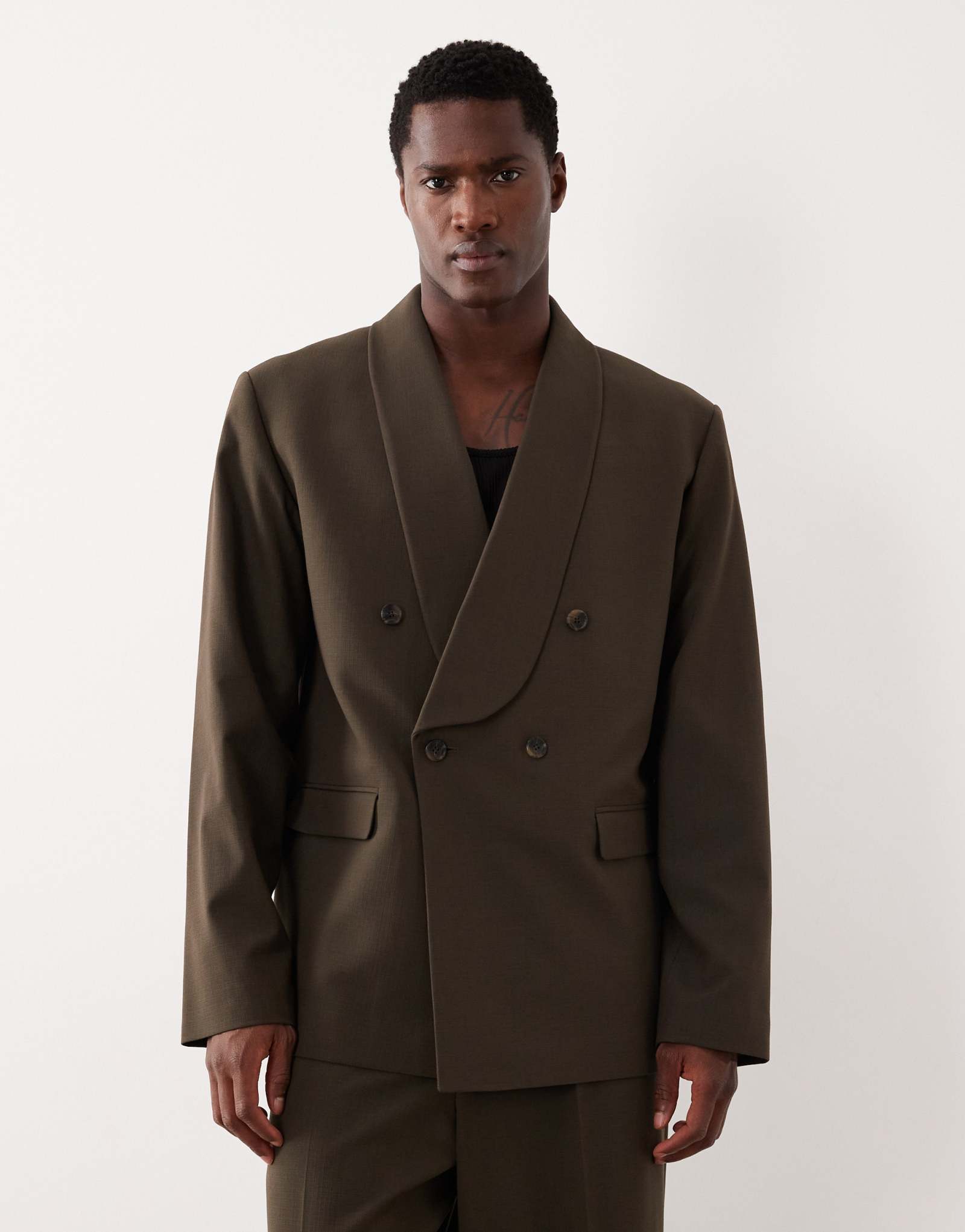 Укороченный пиджак с шалевым воротником от ASOS DESIGN оливково-зеленого цвета