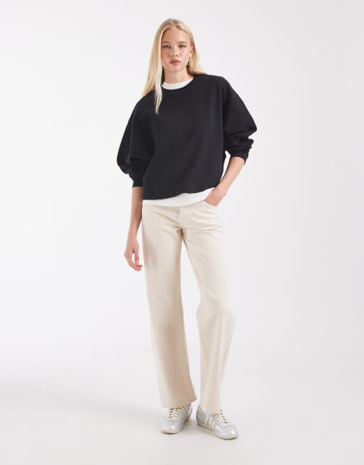 ASOS DESIGN boxy cropped sweatshirt med børstet inderside i sort, 3 af 4