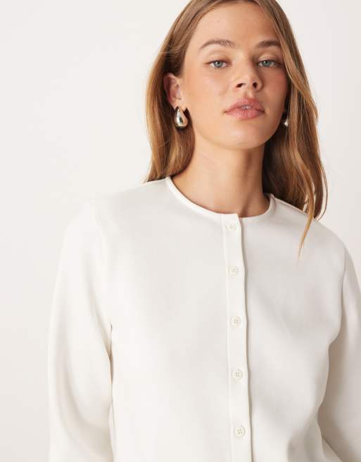 ASOS DESIGN – Boxy Fit Oberteil in Elfenbein aus Interlock mit Knopfleiste und Schulterpolstern, 4 von 4